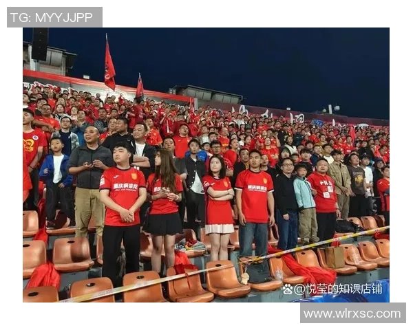 足球明星亲临现场与球迷互动热情高涨引发观众席欢呼声不断