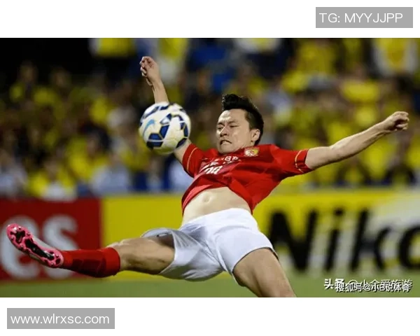 足球明星展现完美腹肌高清照片集锦引领健身潮流